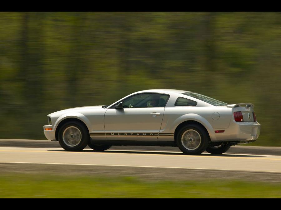  Ford Mustang V6 2005 года  (фото 8 из 15)